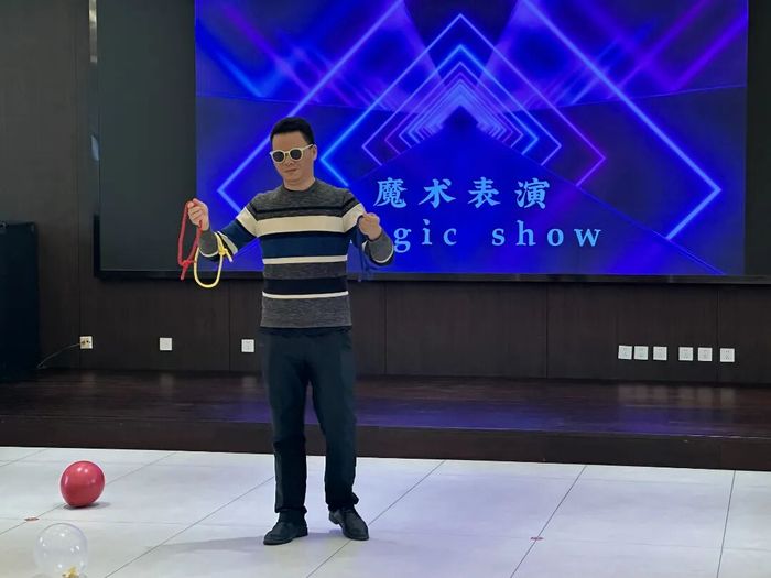 魔术表演.jpg